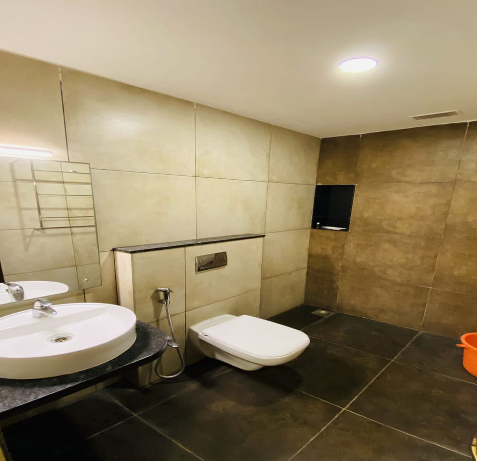 Suite | Bathroom | Shower, rainfall showerhead, free toiletries, towels