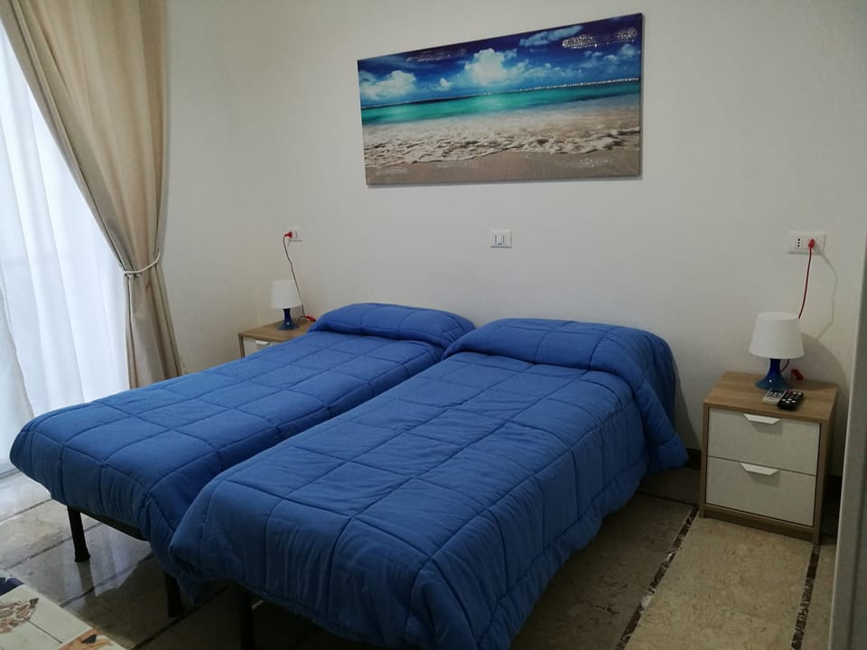 Twin Room | Minibar, desk, blackout drapes, soundproofing