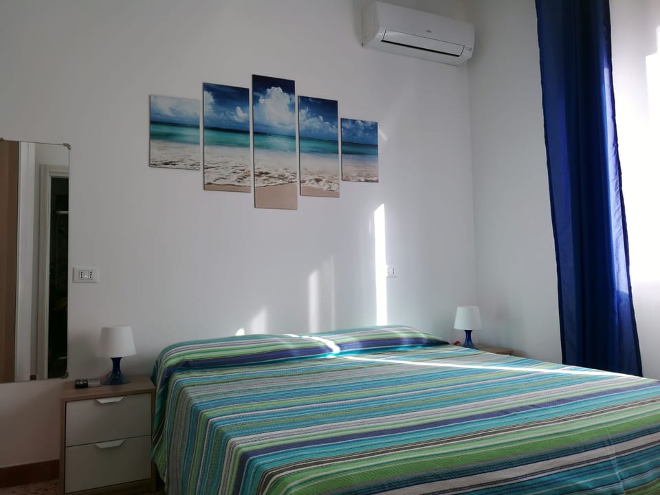 Double Room | Minibar, desk, blackout drapes, soundproofing