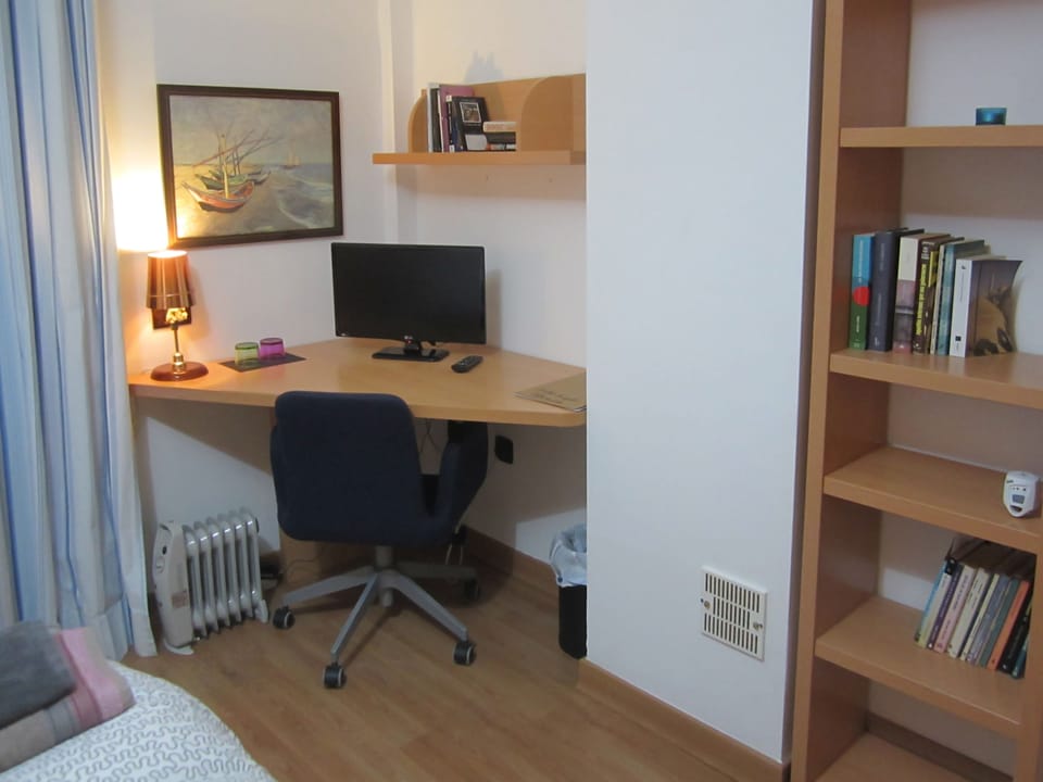 Double Room, Shared Bathroom (Flor) | Down comforters, memory foam beds, minibar, blackout drapes