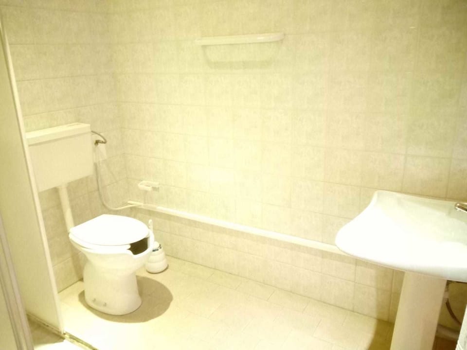 Family Room, Ensuite | Bathroom | Shower, hair dryer, bidet, towels