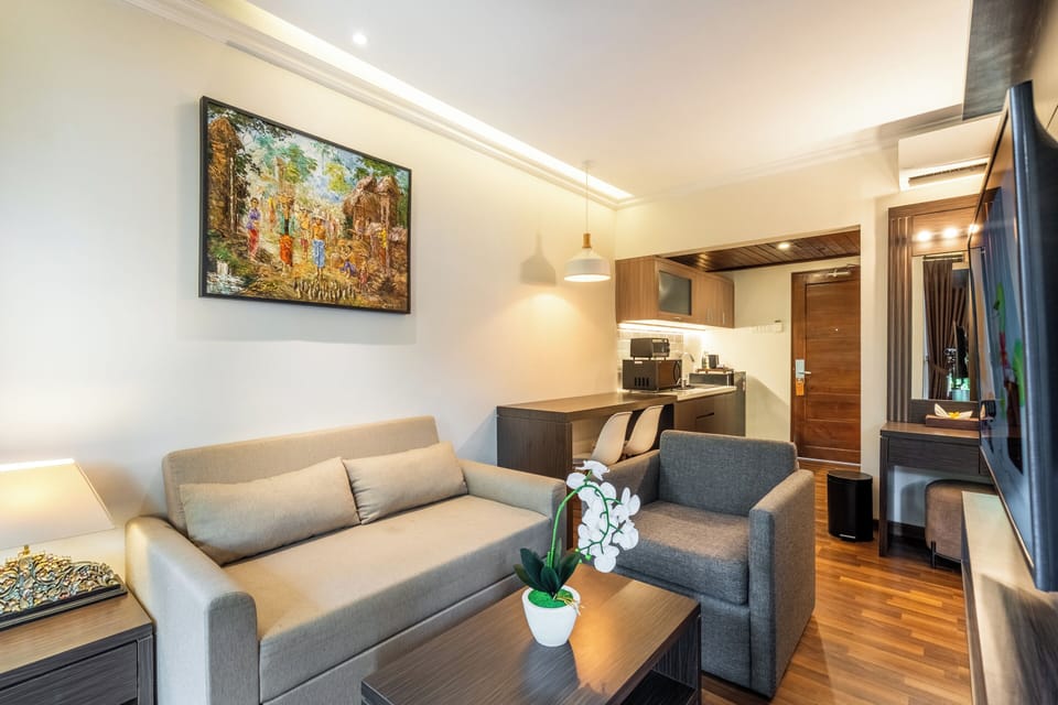 Premier Studio | Living area | Flat-screen TV