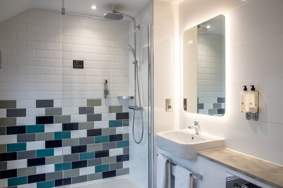 Deluxe Super King Room | Bathroom | Towels