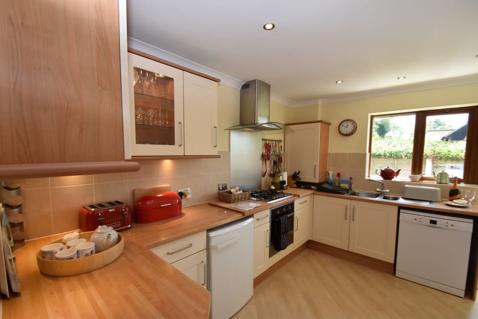 Bungalow, 4 Bedrooms | Private kitchen | Fridge, microwave, oven, dishwasher