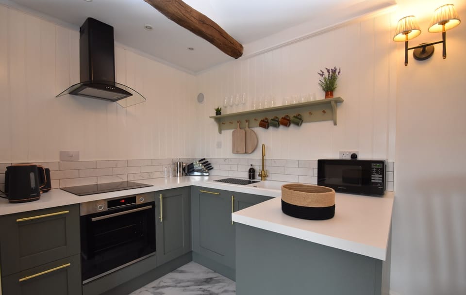 Comfort Cottage, 1 Bedroom | Private kitchen | Fridge, microwave, oven, stovetop