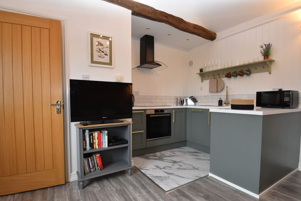 Comfort Cottage, 1 Bedroom | Private kitchen | Fridge, microwave, oven, stovetop