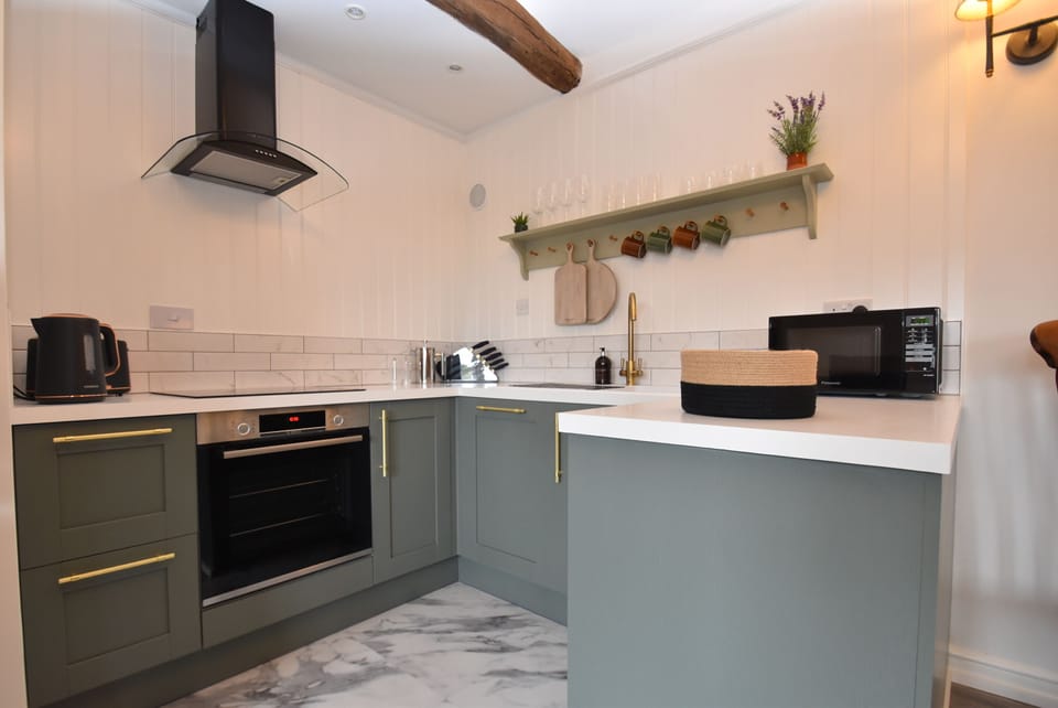Comfort Cottage, 1 Bedroom | Private kitchen | Fridge, microwave, oven, stovetop