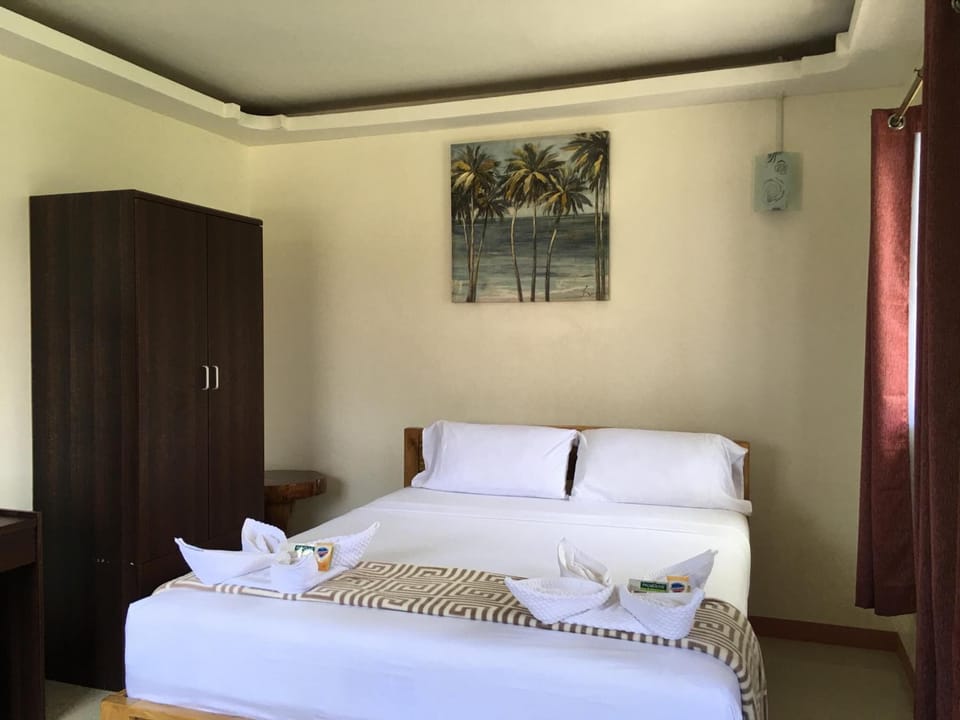 Desk, soundproofing, free WiFi, bed sheets