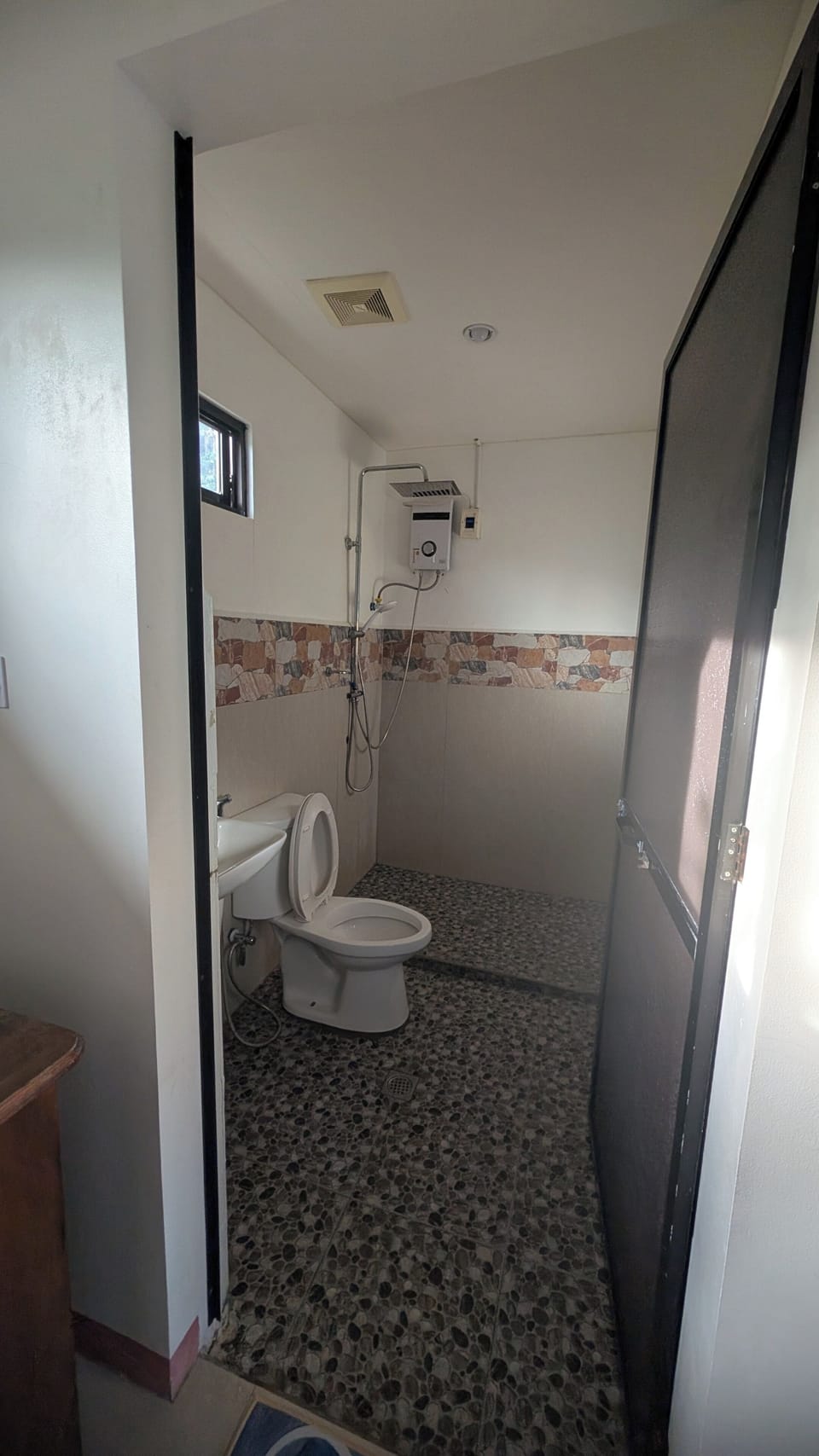 Deluxe Bungalow | Bathroom | Shower, free toiletries, bidet, towels