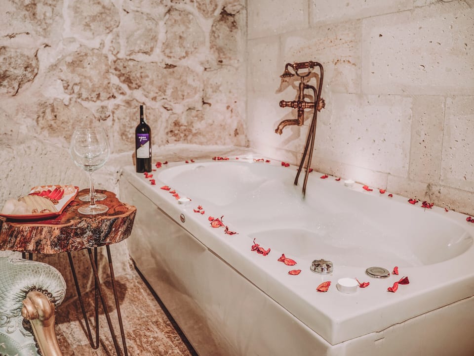 Naz Jacuzzi Deluxe Room | Jetted tub