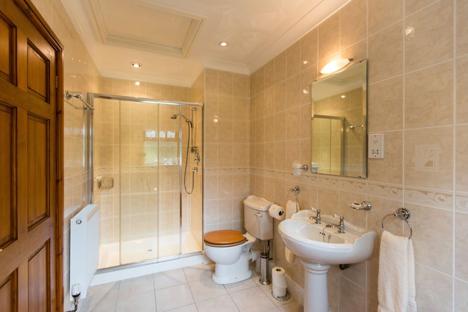 Preseli Room | Bathroom | Free toiletries, hair dryer, bathrobes, slippers