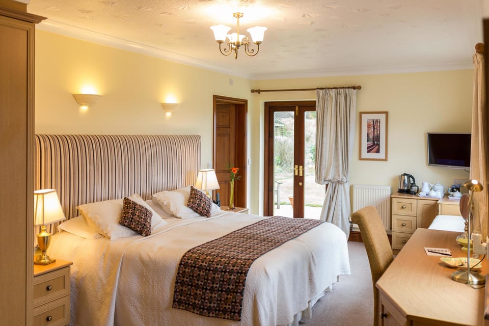 Carn Menyn Suite (With Private Sitting Area) | In-room safe, individually decorated, individually furnished, desk