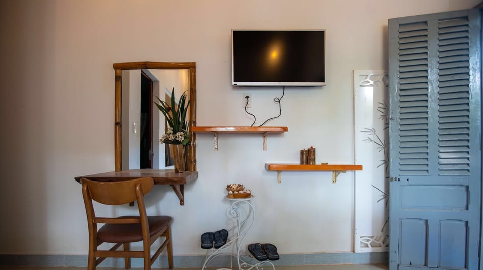 Minibar, desk, free WiFi, bed sheets