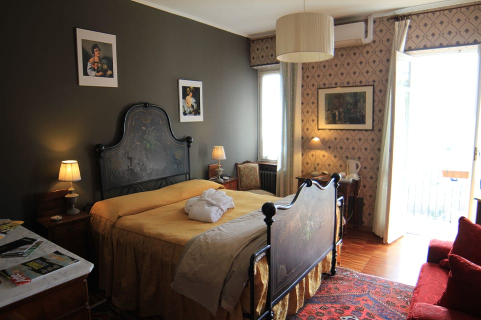 Junior Suite, 1 King Bed, Balcony, Valley View | Soundproofing, bed sheets