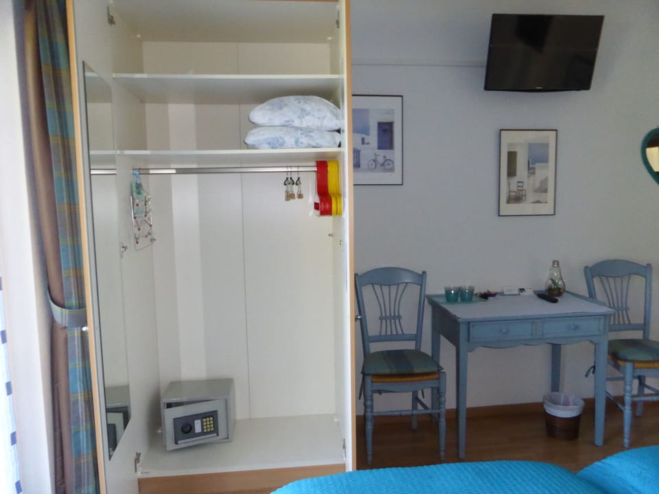 Comfort Twin Room (Bleue) | Safe