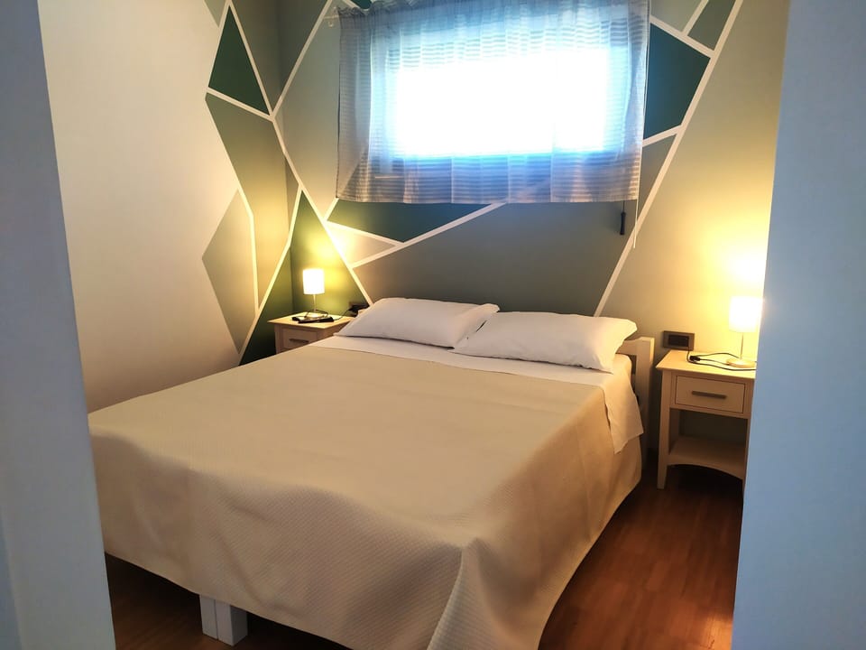 Arcade Green | Down comforters, in-room safe, desk, laptop workspace
