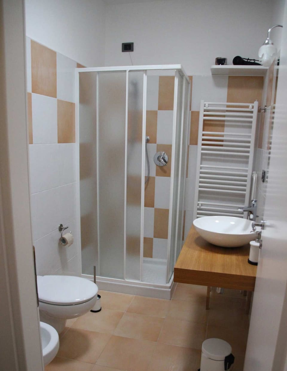 Family Suite | Bathroom | Shower, free toiletries, hair dryer, bidet