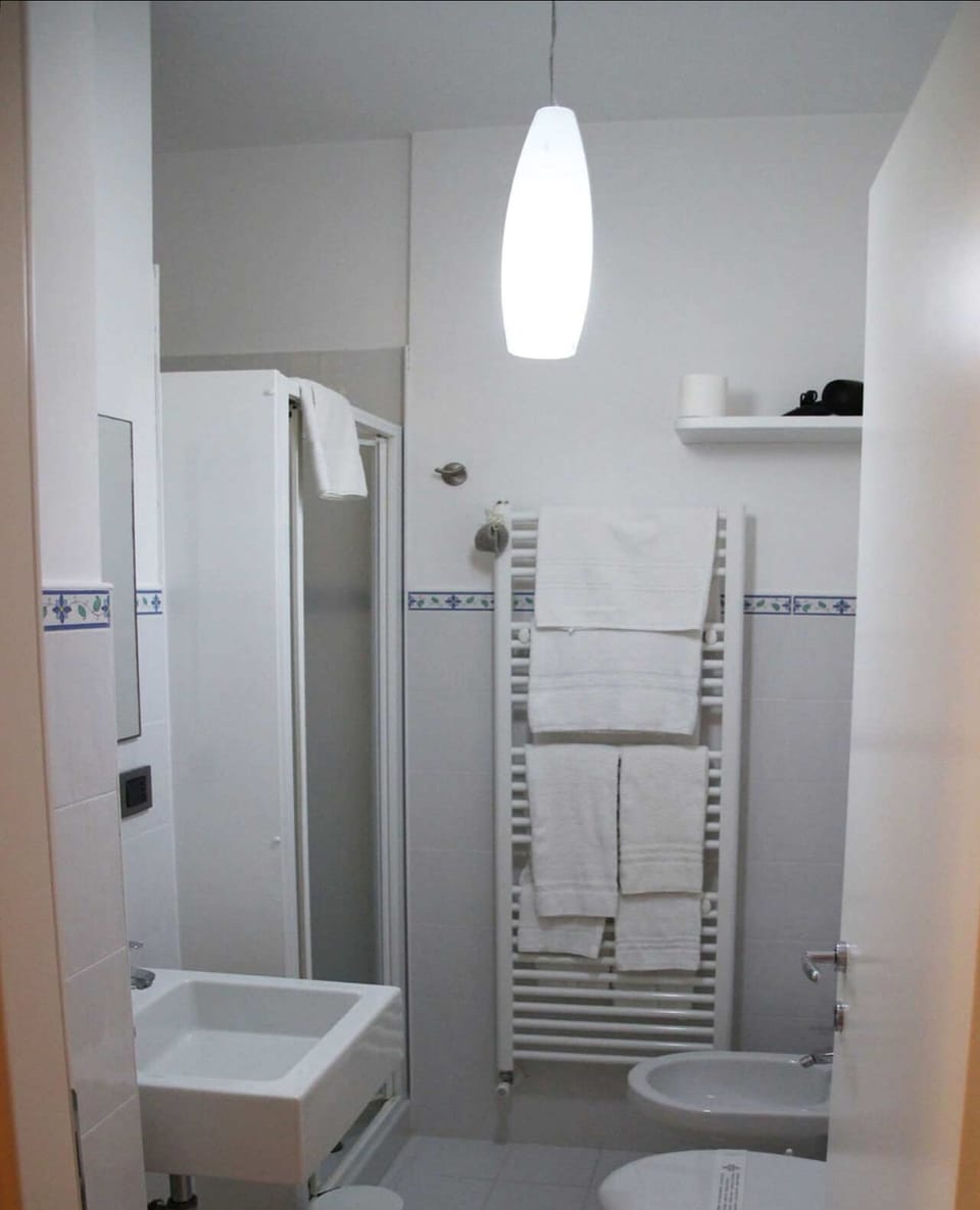 Callisto Pink | Bathroom | Shower, free toiletries, hair dryer, bidet