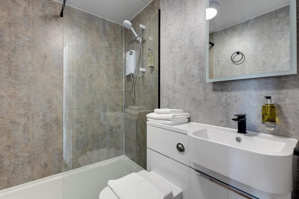 Superior Double Room (1st Floor Room only) | Bathroom | Shower, hair dryer, towels