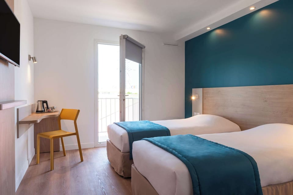 Standard Room, 2 Twin Beds | Premium bedding, desk, laptop workspace, blackout drapes