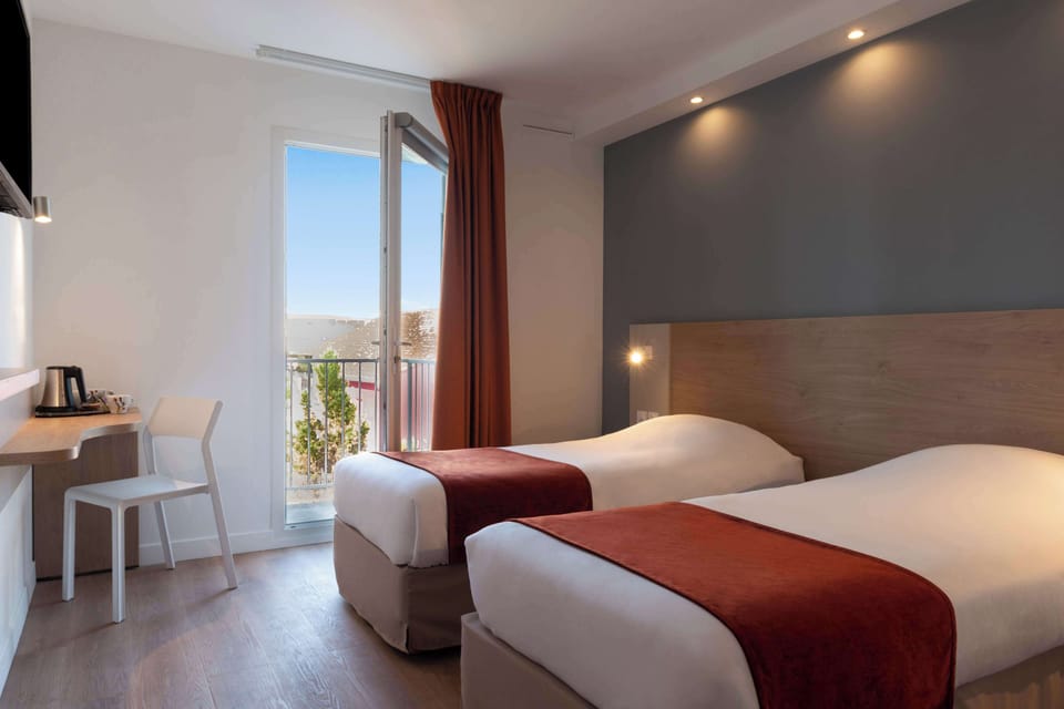 Standard Room, 2 Twin Beds | Premium bedding, desk, laptop workspace, blackout drapes