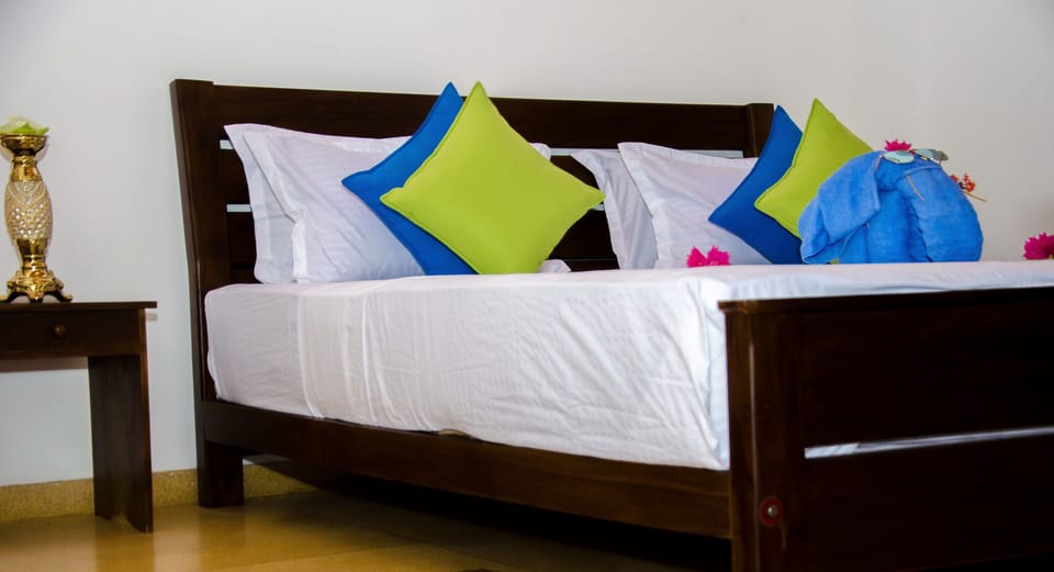 Standard Double Room, 1 King Bed | In-room safe, desk, blackout drapes, soundproofing