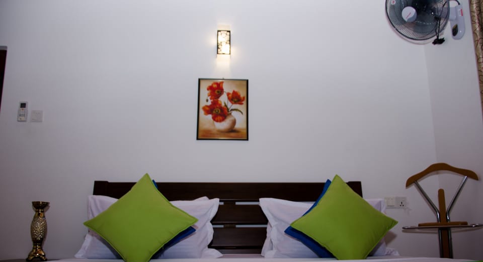 Standard Double Room, 1 King Bed | In-room safe, desk, blackout drapes, soundproofing
