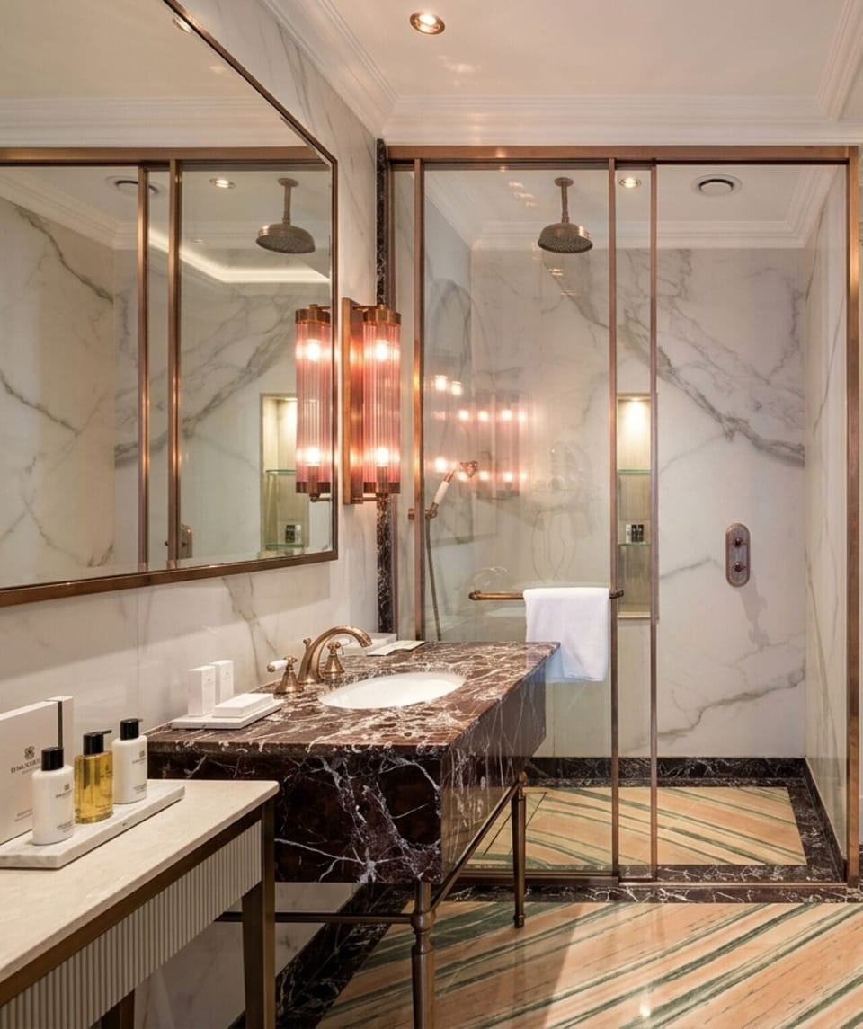 Royal club | Minibar, in-room safe, desk, iron/ironing board (on request)