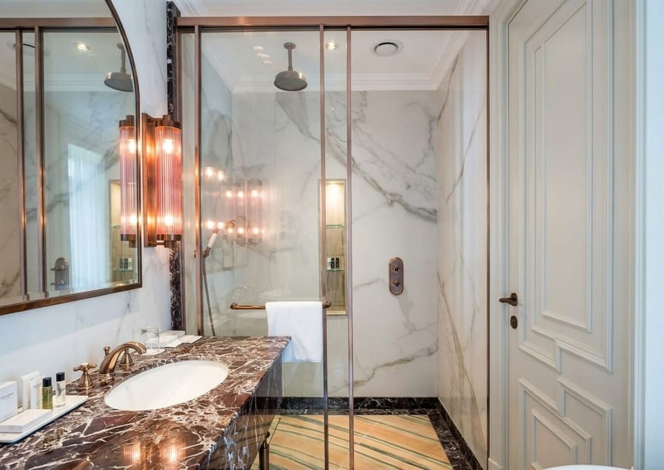 Royal club | Bathroom | Shower, free toiletries, hair dryer, slippers