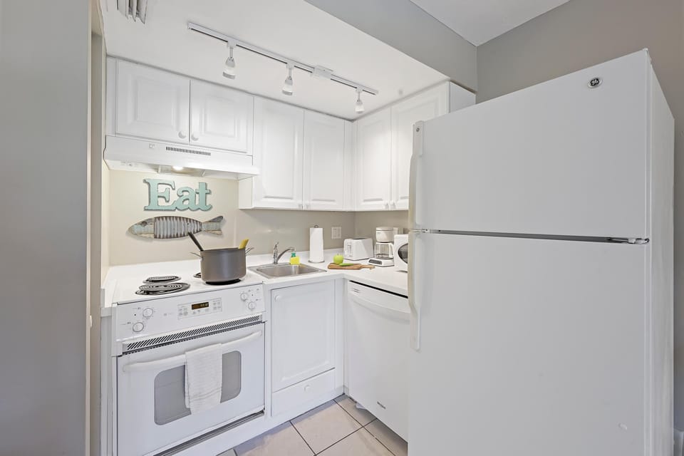 Condo, 1 King Bed with Sofa bed (Idyllic inland condo with pool and be) | Private kitchen | Fridge, microwave, oven, stovetop