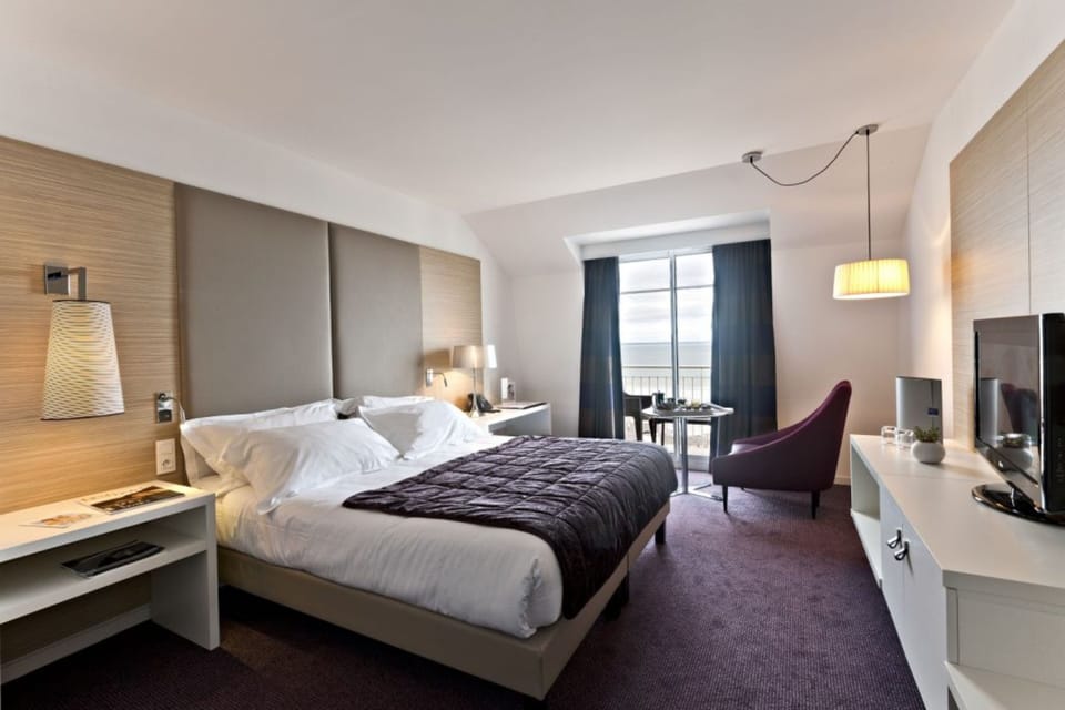 Deluxe Double or Twin Room, Sea View | Premium bedding, minibar, in-room safe, desk