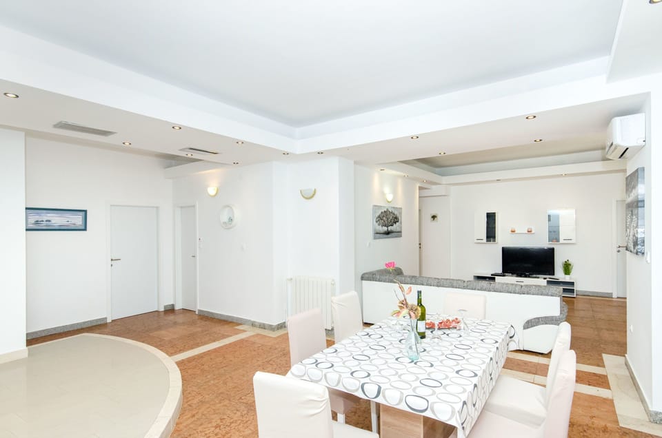 Villa | Dining