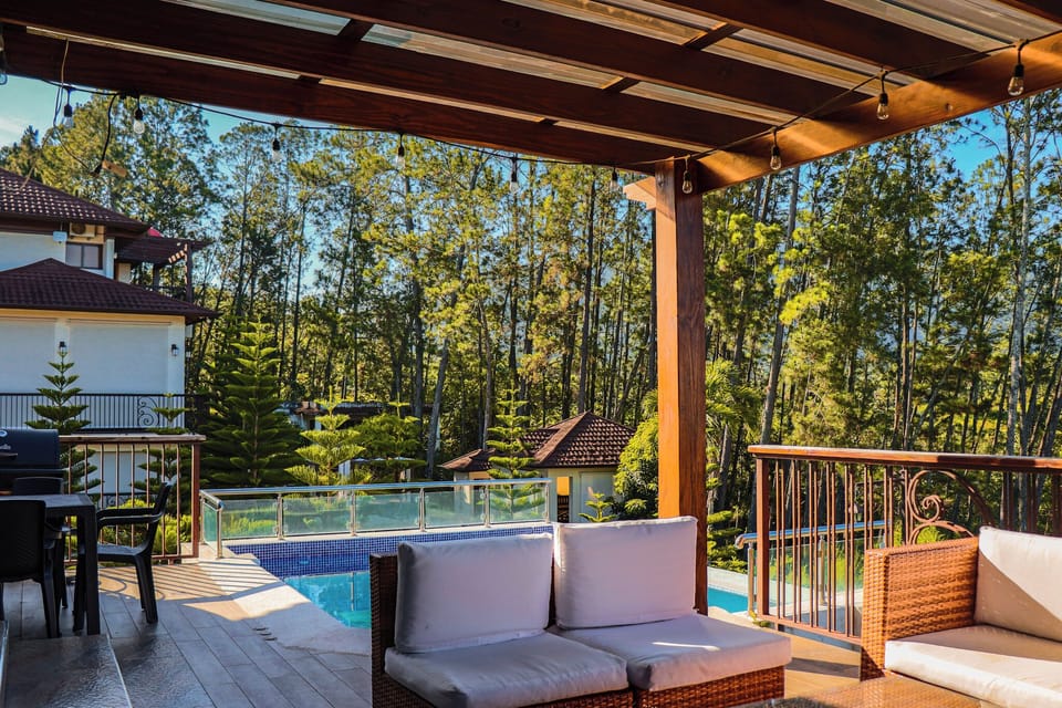 Harmony Chalet | Pool | Outdoor pool, open 8:00 AM to 7:00 PM, sun loungers
