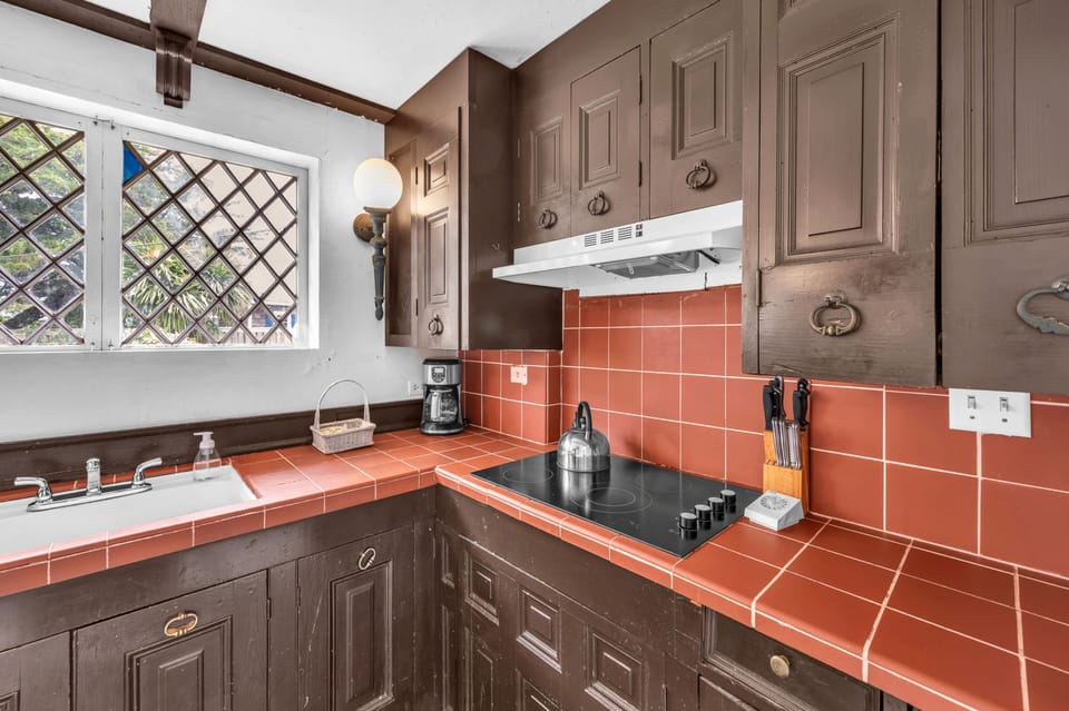 Your fully equipped kitchen features charming exposed beams and terra cotta tiles, perfect for preparing meals during your stay.