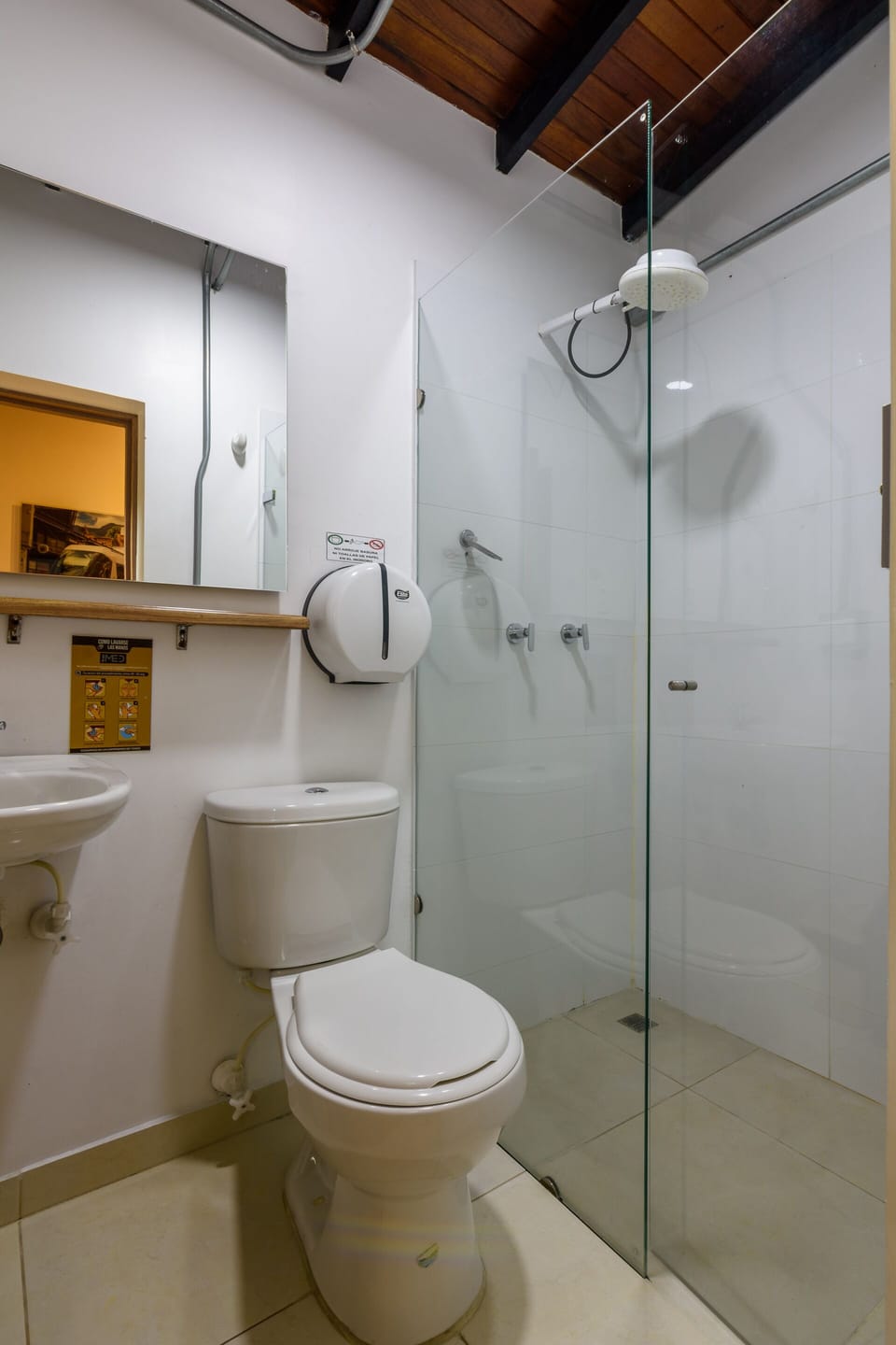 Standard Twin Room | Bathroom | Shower, rainfall showerhead, free toiletries, towels