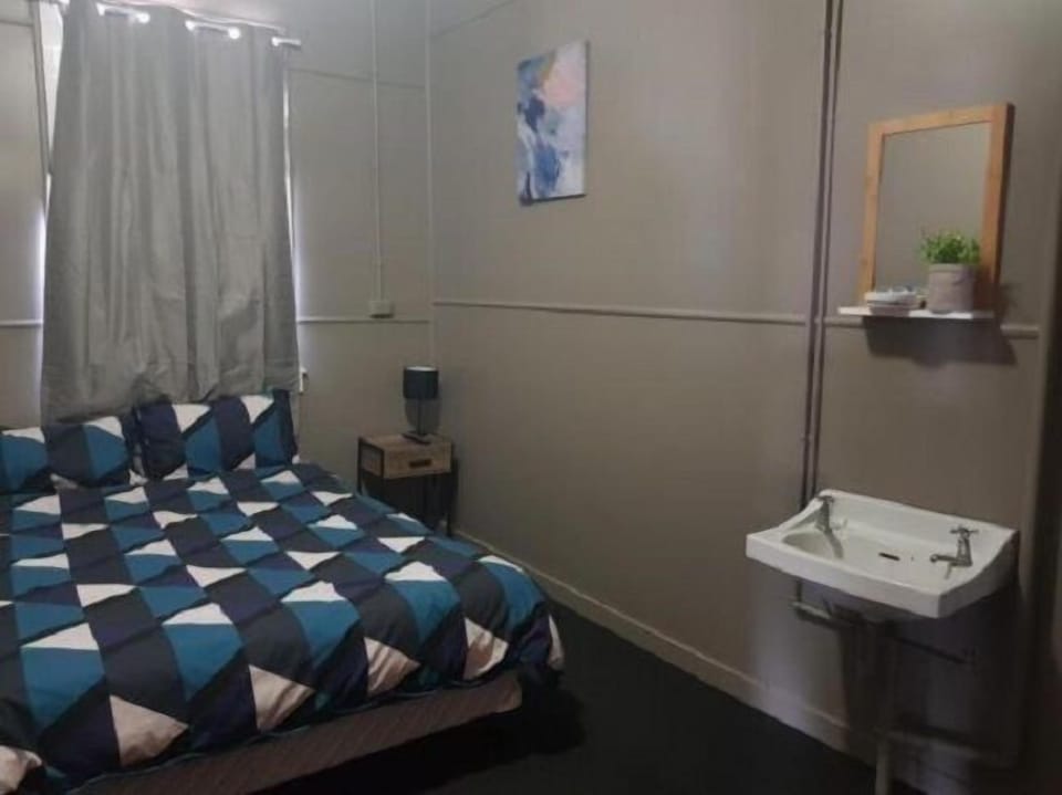 WiFi (free), bed sheets