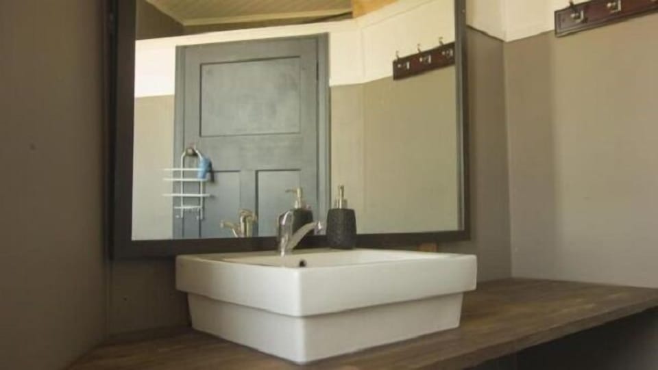 Basic Single Room | Bathroom | Shower