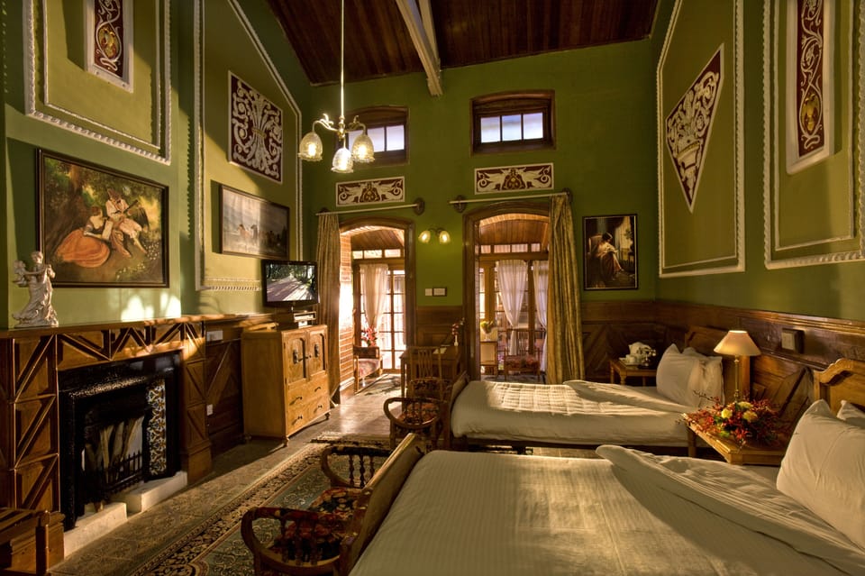 Executive Suite, 1 Queen Bed | Premium bedding, pillowtop beds, minibar, in-room safe
