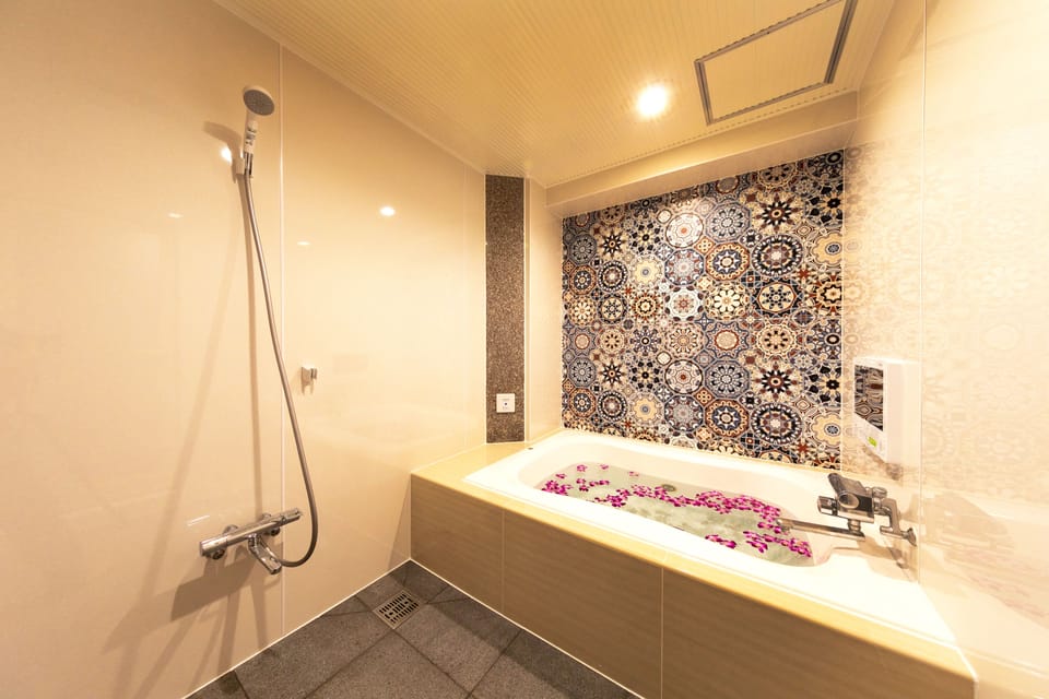 Deluxe Room | Bathroom | Separate tub and shower, deep soaking tub, free toiletries, hair dryer