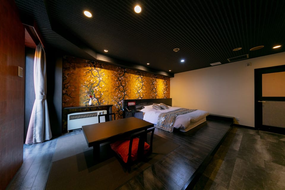 Royal Room | Desk, soundproofing, free WiFi