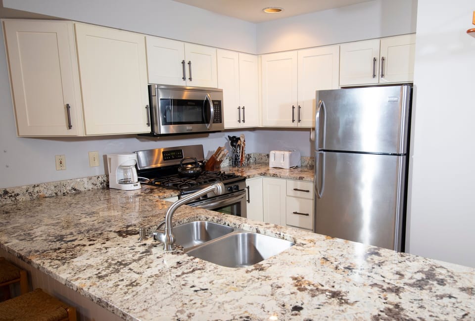 Condo, 3 Bedrooms | Private kitchen | Coffee/tea maker, oven