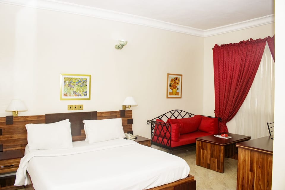Executive Room | In-room safe, individually decorated, individually furnished, desk