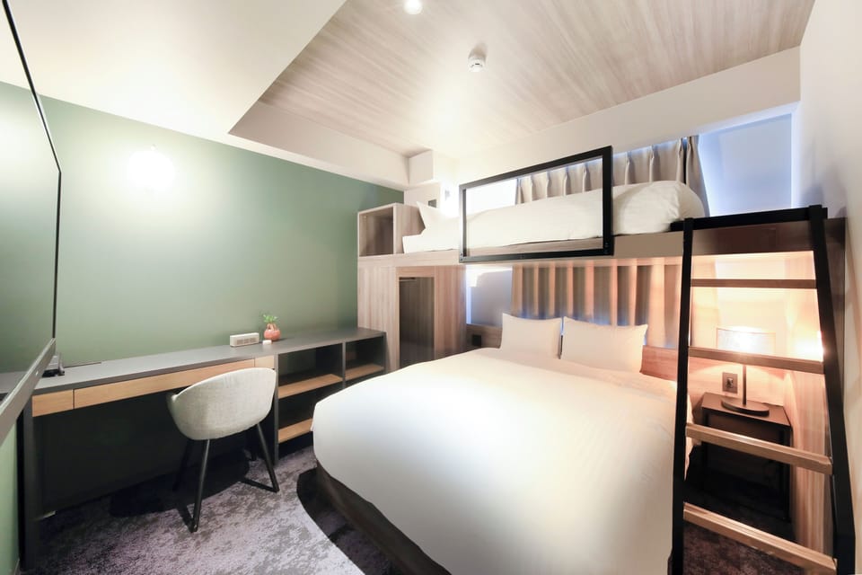Moderate Queen Room Room + Bunk Bed, Non Smoking | Desk, soundproofing, free WiFi, bed sheets