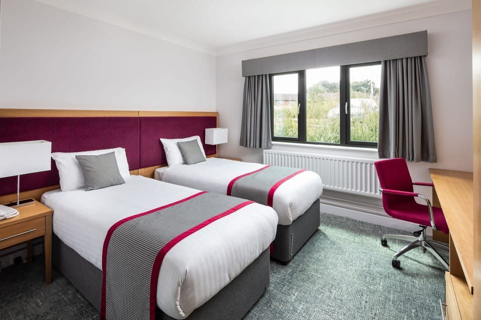 Standard Twin Room | Premium bedding, in-room safe, desk, laptop workspace