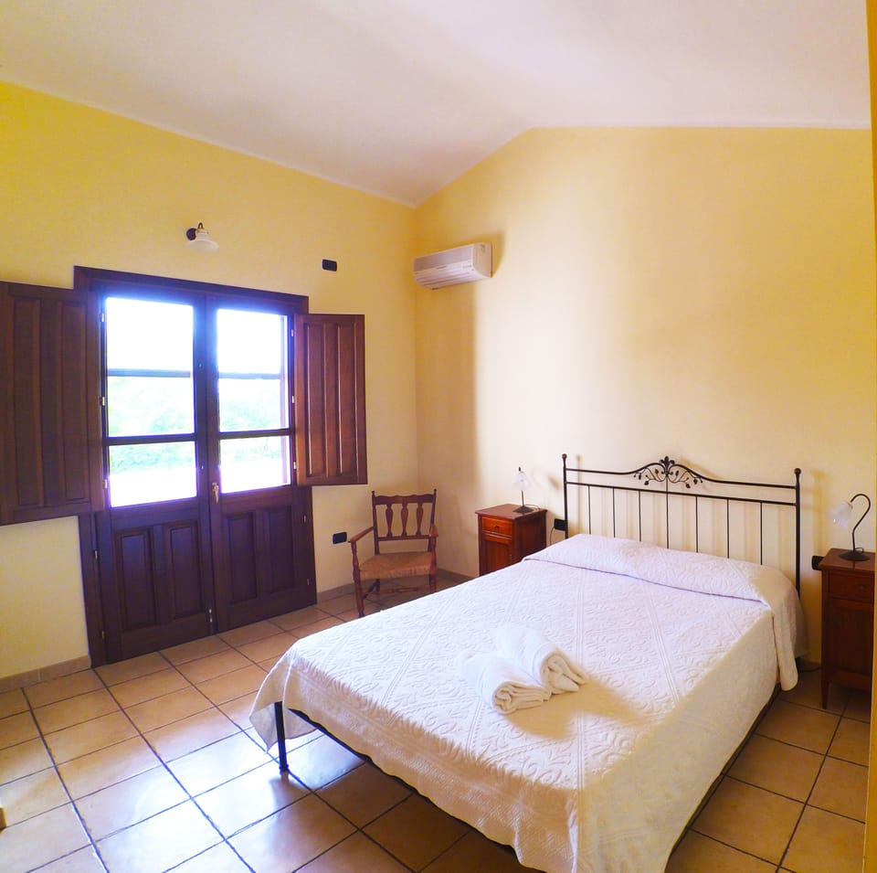 Comfort Double Room | Bed sheets, wheelchair access