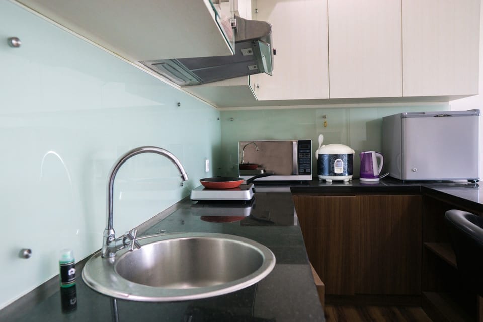 Room | Private kitchenette | Fridge, stovetop, cookware/dishes/utensils