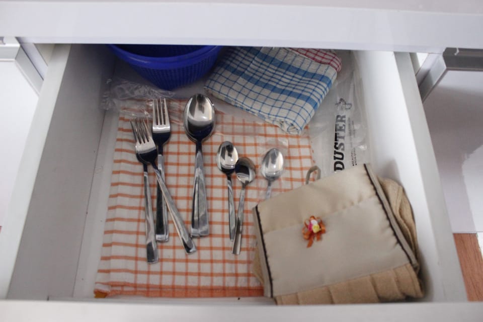 Room | Private kitchen | Fridge, microwave, stovetop, cookware/dishes/utensils
