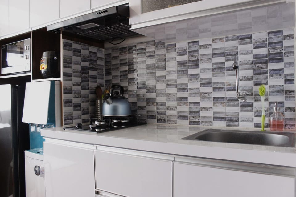 Room | Private kitchen | Fridge, microwave, stovetop, cookware/dishes/utensils