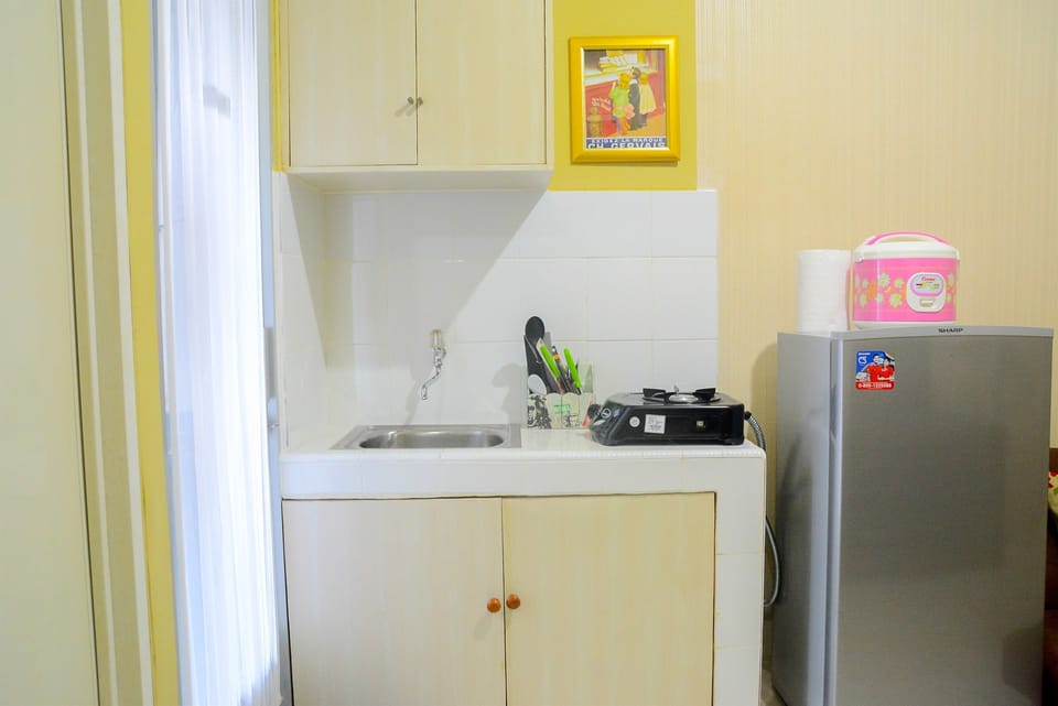 Room | Private kitchenette | Fridge, stovetop, cookware/dishes/utensils