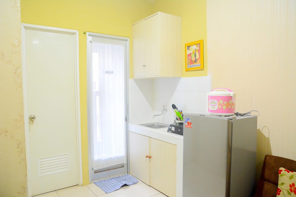 Room | Private kitchenette | Fridge, stovetop, cookware/dishes/utensils